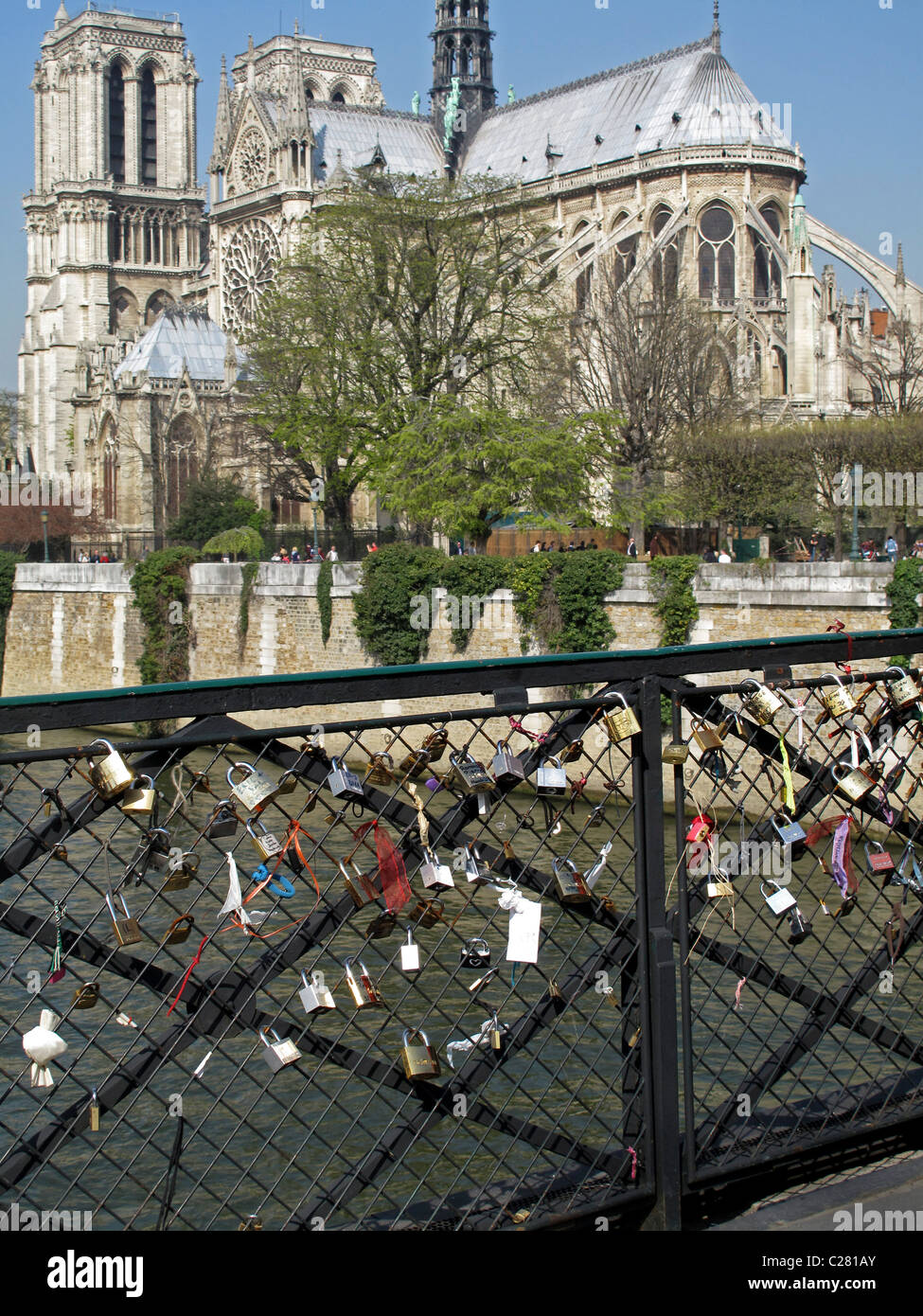 Liebe Vorhängeschloss an der Brücke Pont de l'Archeveche auf der Seine, Paris, Frankreich, Kathedrale Notre-Dame de Paris Stockfoto