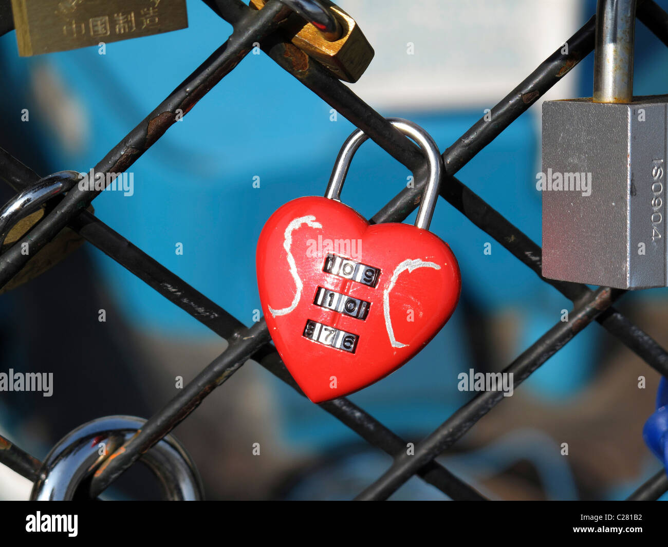 Liebe Vorhängeschloss an der Brücke Pont de l'Archeveche auf der Seine, Paris, Frankreich, Kathedrale Notre-Dame de Paris Stockfoto