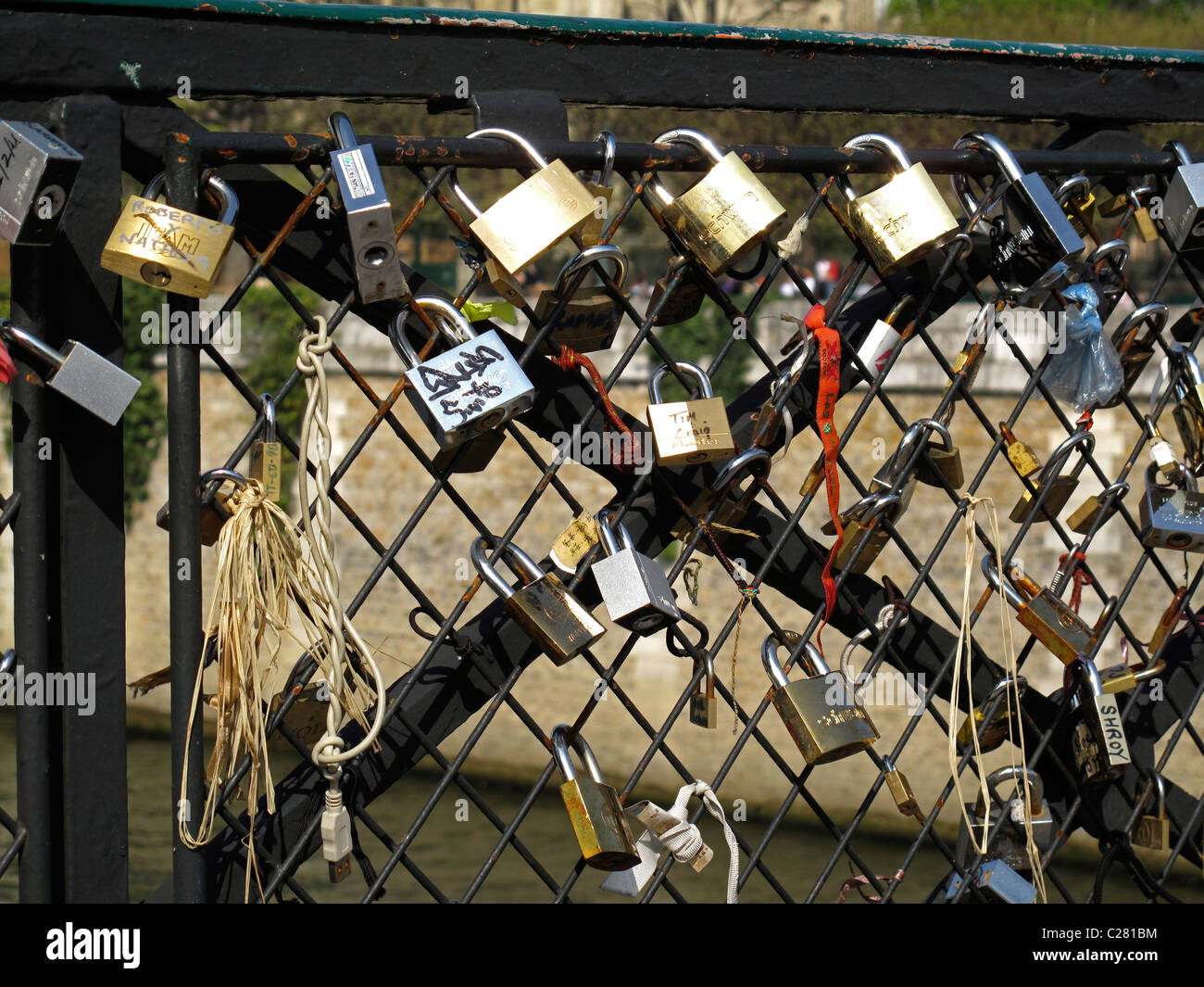 Liebe Vorhängeschloss an der Brücke Pont de l'Archeveche auf der Seine, Paris, Frankreich, Kathedrale Notre-Dame de Paris Stockfoto