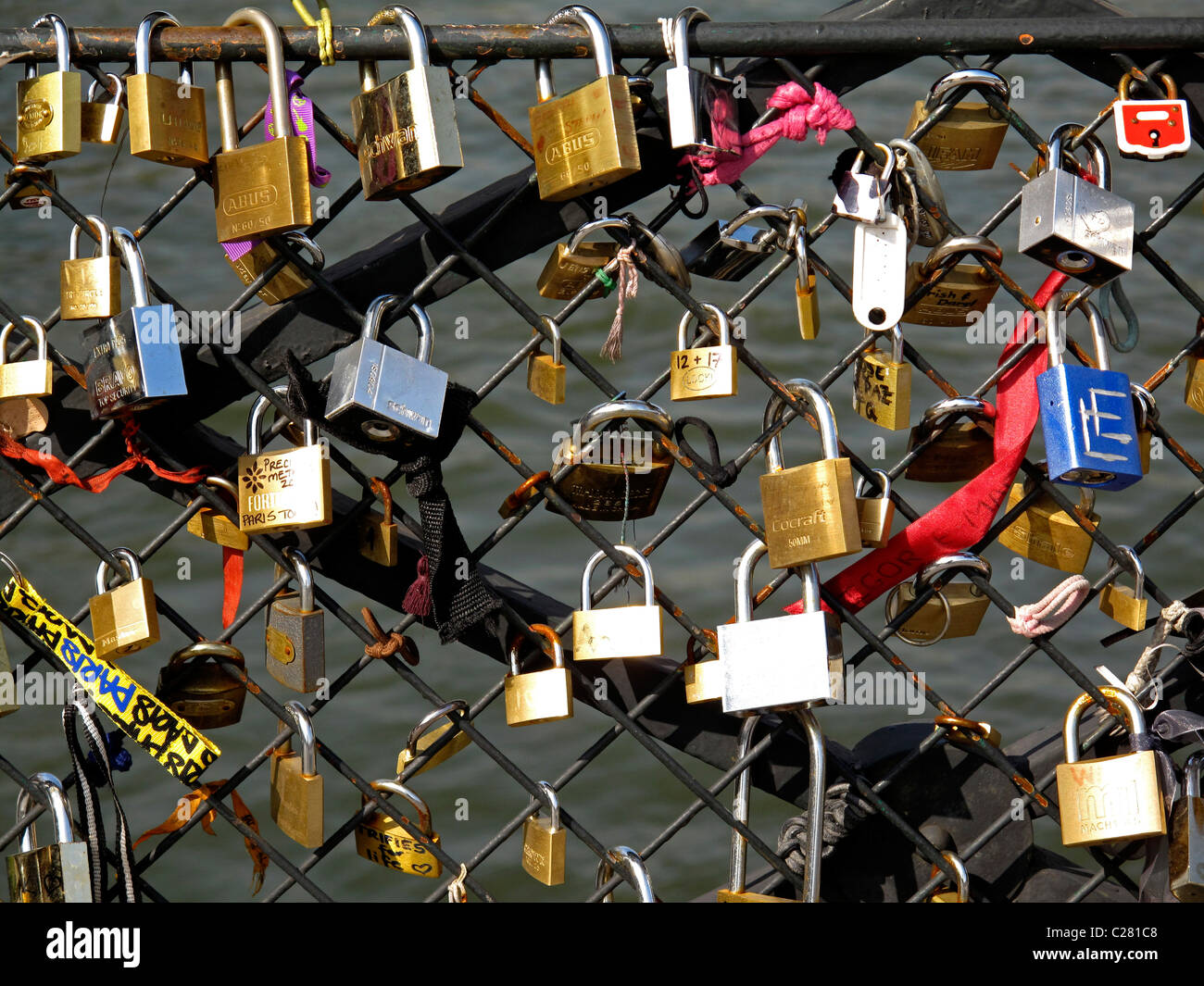 Liebe Vorhängeschloss an der Brücke Pont de l'Archeveche auf der Seine, Paris, Frankreich, Kathedrale Notre-Dame de Paris Stockfoto