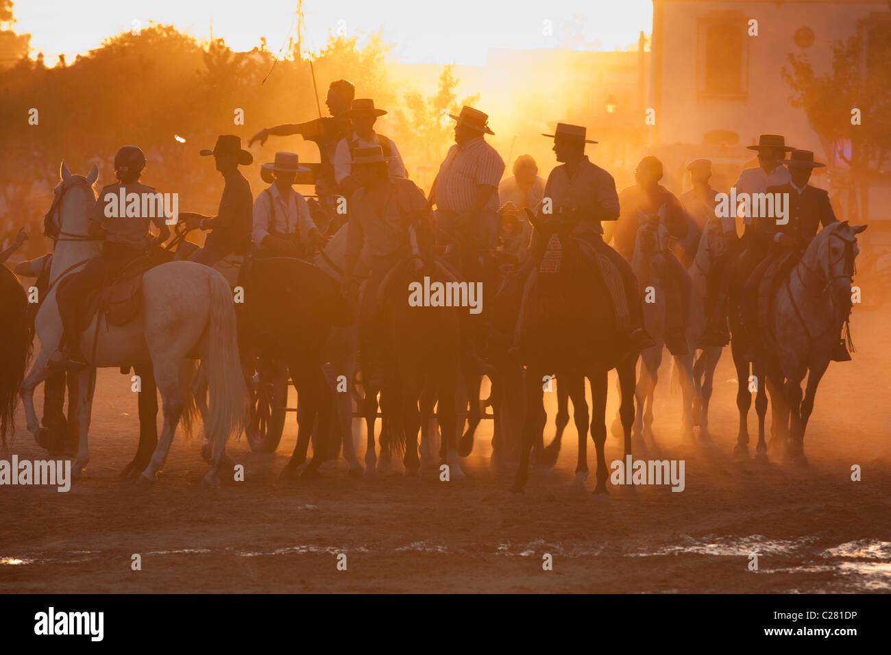 Eine Gruppe von Reiten Pilgern, die Ankunft in El Rocio während die Romeria, Andalusien, Spanien Stockfoto