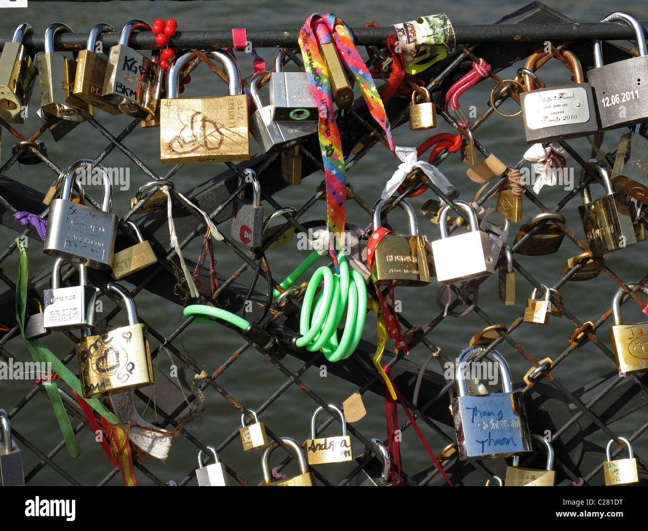 Liebe Vorhängeschloss an der Brücke Pont de l'Archeveche auf der Seine, Paris, Frankreich, Kathedrale Notre-Dame de Paris Stockfoto