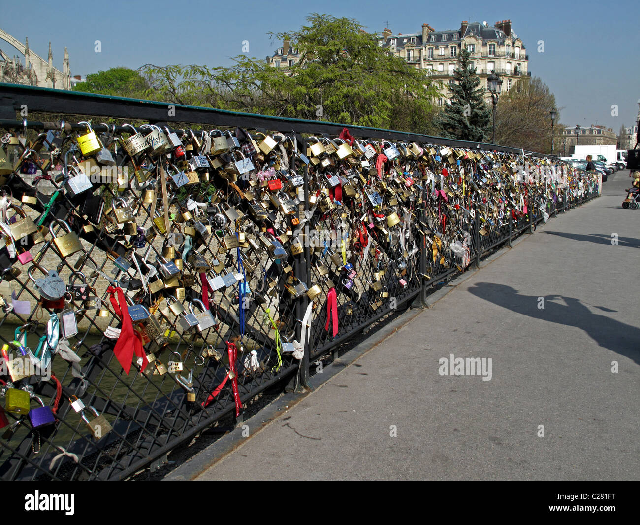 Liebe Vorhängeschloss an der Brücke Pont de l'Archeveche auf der Seine, Paris, Frankreich, Kathedrale Notre-Dame de Paris Stockfoto