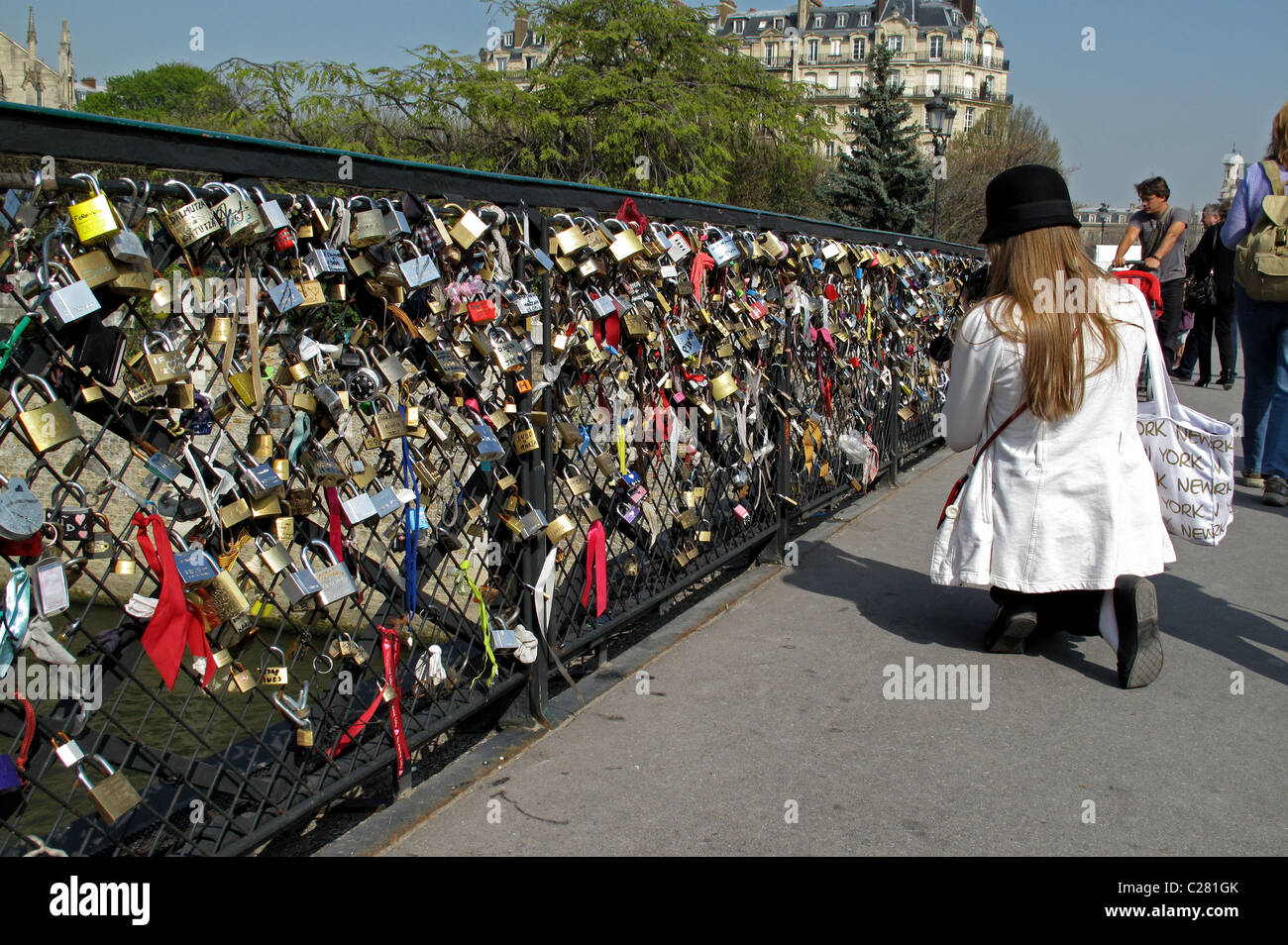 Liebe Vorhängeschloss an der Brücke Pont de l'Archeveche auf der Seine, Paris, Frankreich, Kathedrale Notre-Dame de Paris Stockfoto