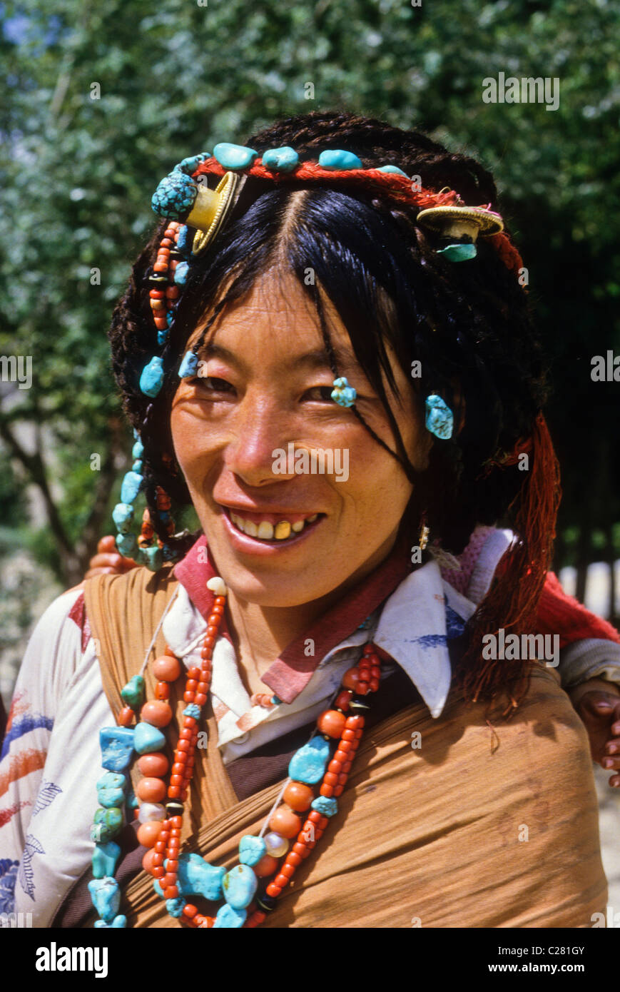 Frau trägt traditionelle Schmuck und geflochtene Frisur, Lhasa, Tibet, China Stockfoto