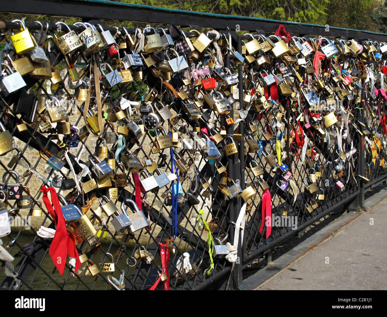 Liebe Vorhängeschloss an der Brücke Pont de l'Archeveche auf der Seine, Paris, Frankreich, Kathedrale Notre-Dame de Paris Stockfoto