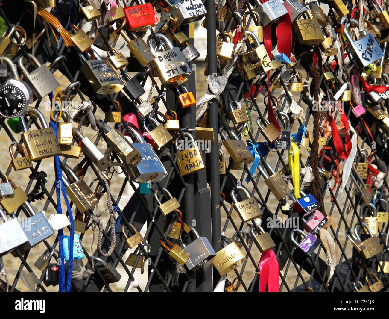Liebe Vorhängeschloss an der Brücke Pont de l'Archeveche auf der Seine, Paris, Frankreich, Kathedrale Notre-Dame de Paris Stockfoto