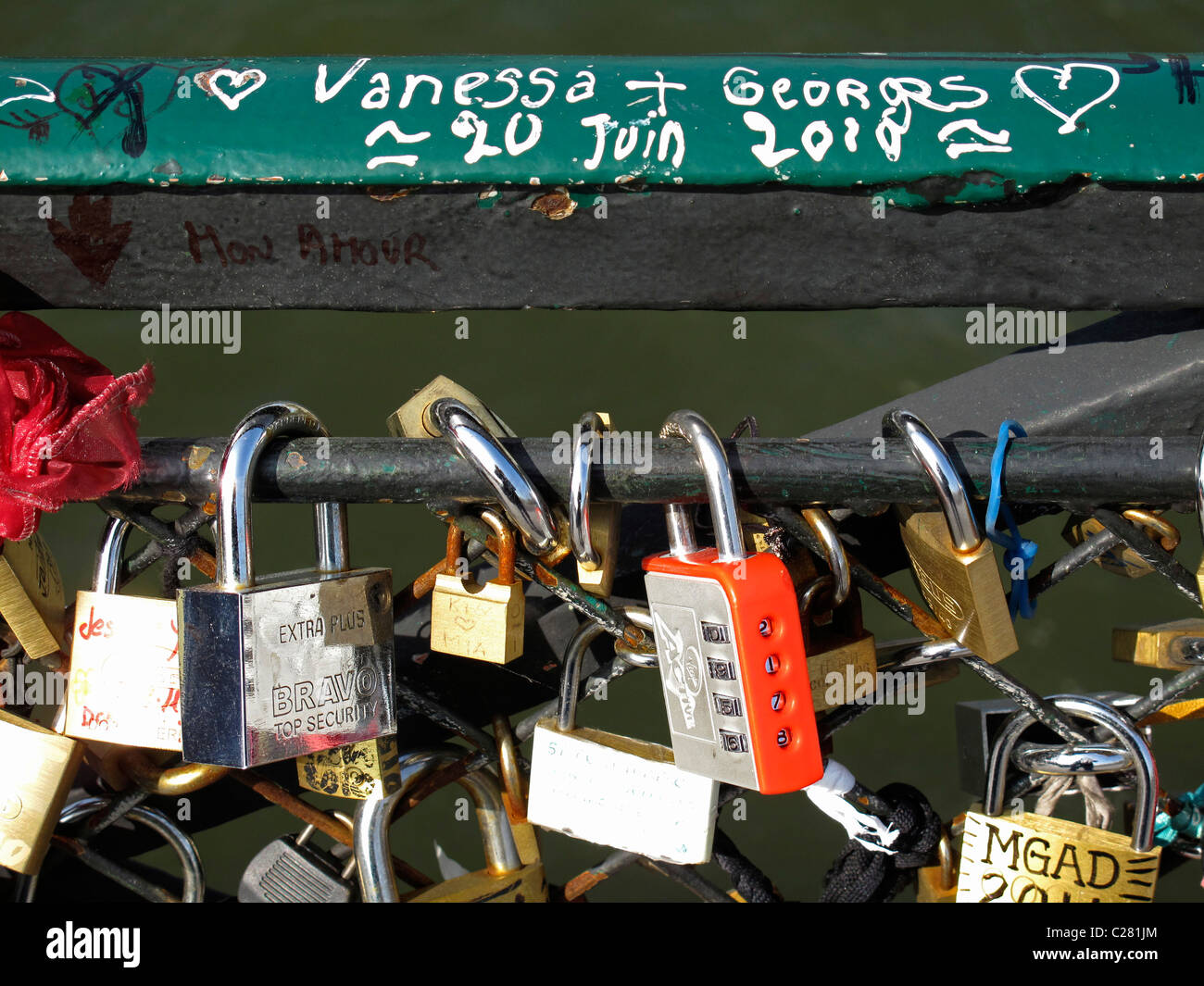 Liebe Vorhängeschloss an der Brücke Pont de l'Archeveche auf der Seine, Paris, Frankreich, Kathedrale Notre-Dame de Paris Stockfoto