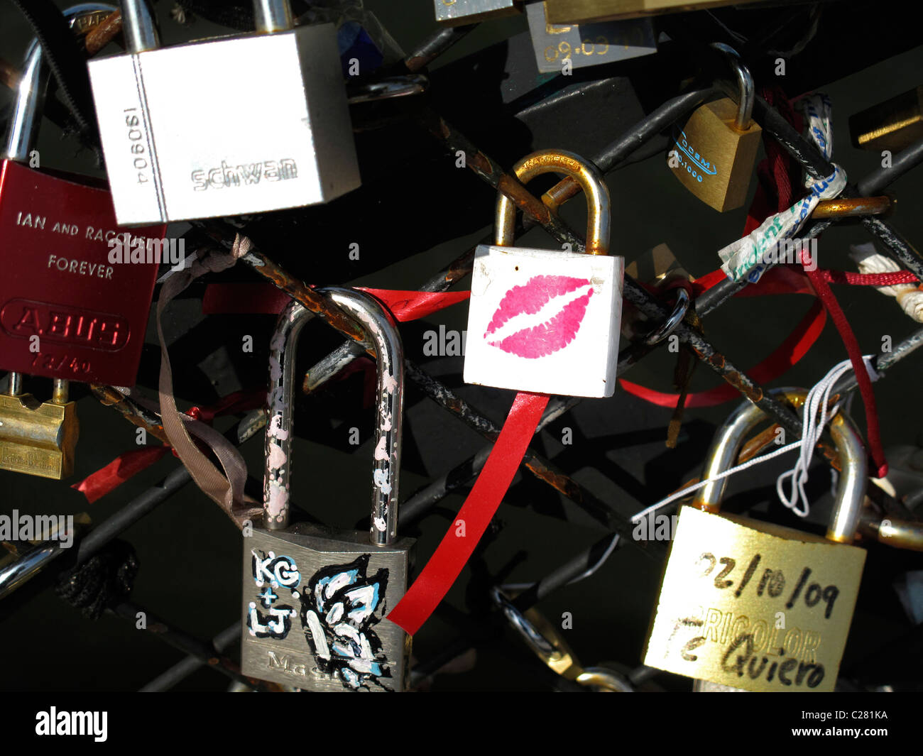 Liebe Vorhängeschloss an der Brücke Pont de l'Archeveche auf der Seine, Paris, Frankreich, Kathedrale Notre-Dame de Paris Stockfoto