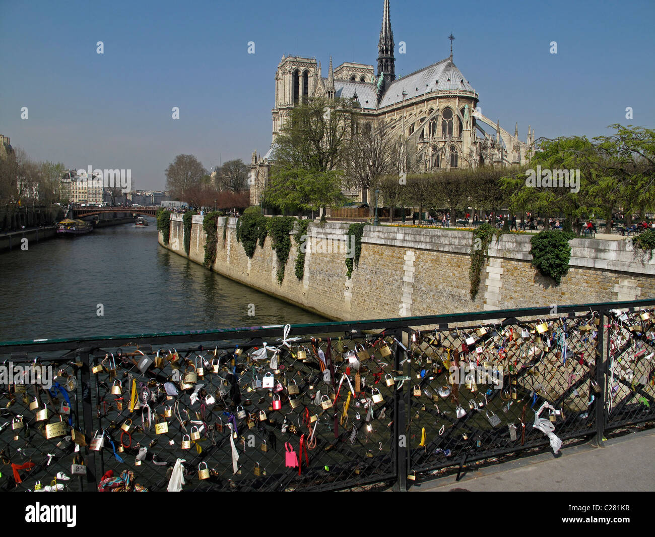 Liebe Vorhängeschloss an der Brücke Pont de l'Archeveche auf der Seine, Paris, Frankreich, Kathedrale Notre-Dame de Paris Stockfoto
