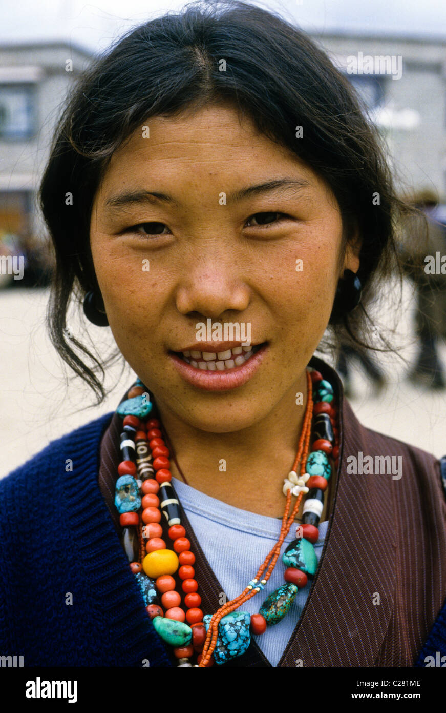 Mädchen tragen traditionelle Schmuck, Lhasa, Tibet, China Stockfoto