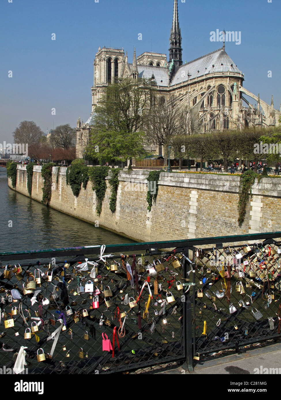 Liebe Vorhängeschloss an der Brücke Pont de l'Archeveche auf der Seine, Paris, Frankreich, Kathedrale Notre-Dame de Paris Stockfoto