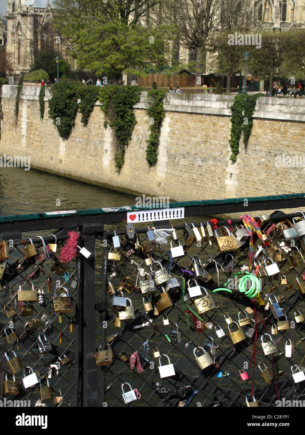 Liebe Vorhängeschloss an der Brücke Pont de l'Archeveche auf der Seine, Paris, Frankreich, Kathedrale Notre-Dame de Paris Stockfoto
