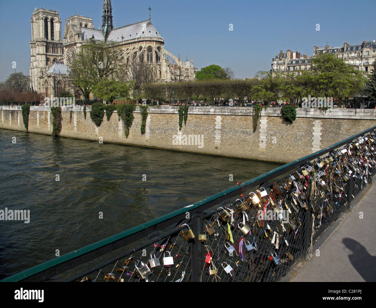 Liebe Vorhängeschloss an der Brücke Pont de l'Archeveche auf der Seine, Paris, Frankreich, Kathedrale Notre-Dame de Paris Stockfoto