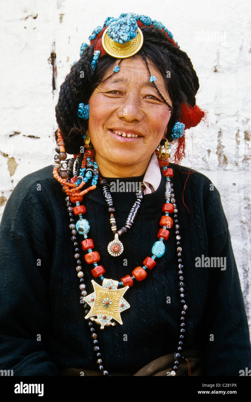 Frau trägt traditionelle Schmuck und geflochtene Frisur, Lhasa, Tibet, China Stockfoto