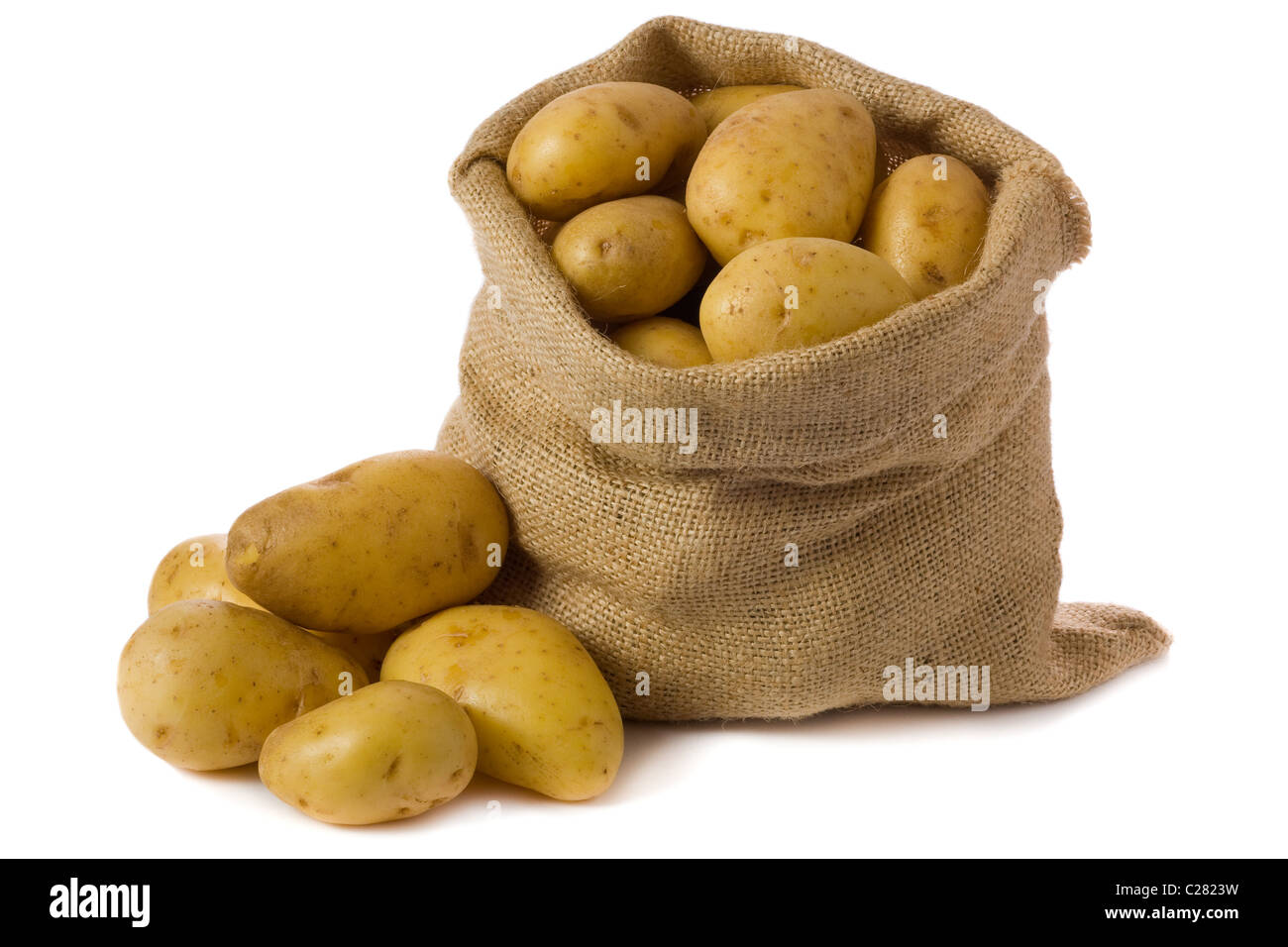 Rohe Kartoffeln in Sackleinen Tasche isoliert auf weißem Hintergrund Stockfoto