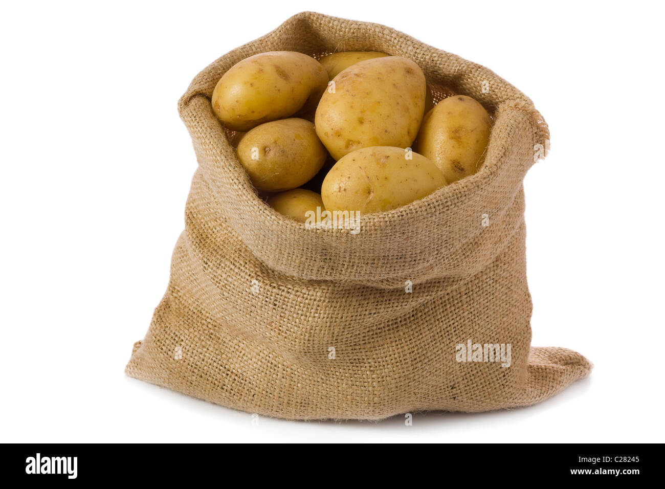 Rohe Kartoffeln in Sackleinen Tasche isoliert auf weißem Hintergrund Stockfoto