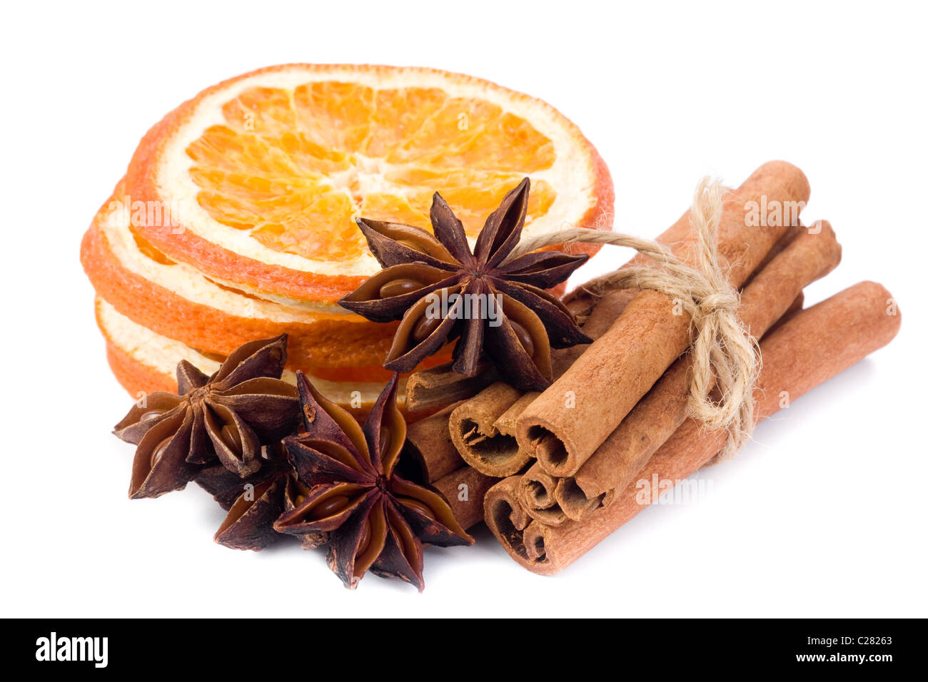In Scheiben geschnittene getrocknete Orange mit Zimtstangen und Anis Stockfoto