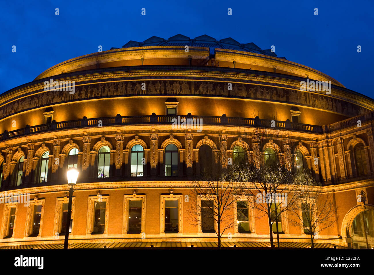 Die Royal Albert Hall in der Abenddämmerung, Kensington Gore, South Kensington, London Stockfoto