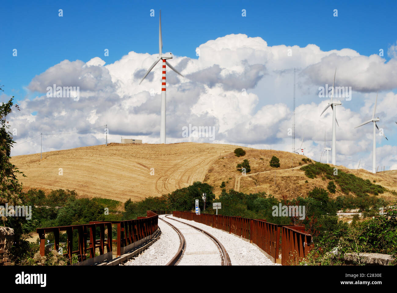 Molise ländlichen Landschaft mit Eisenbahn, Windkraftanlagen und stimmungsvoller Himmel Stockfoto
