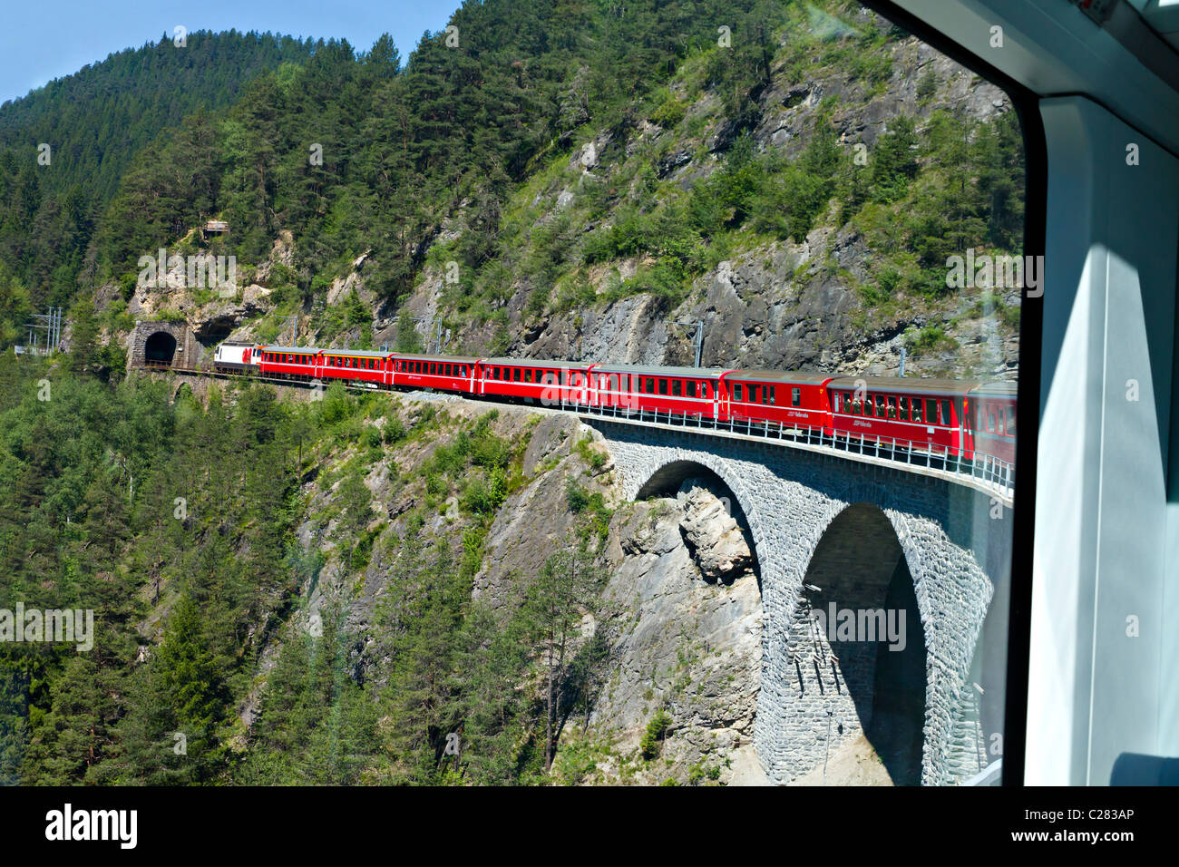 Welt berühmten Schweizer Bahn Glacier Express macht es wa über eine hohe Viadukt in einen Tunnel, im Inneren des Zuges aus gesehen Stockfoto
