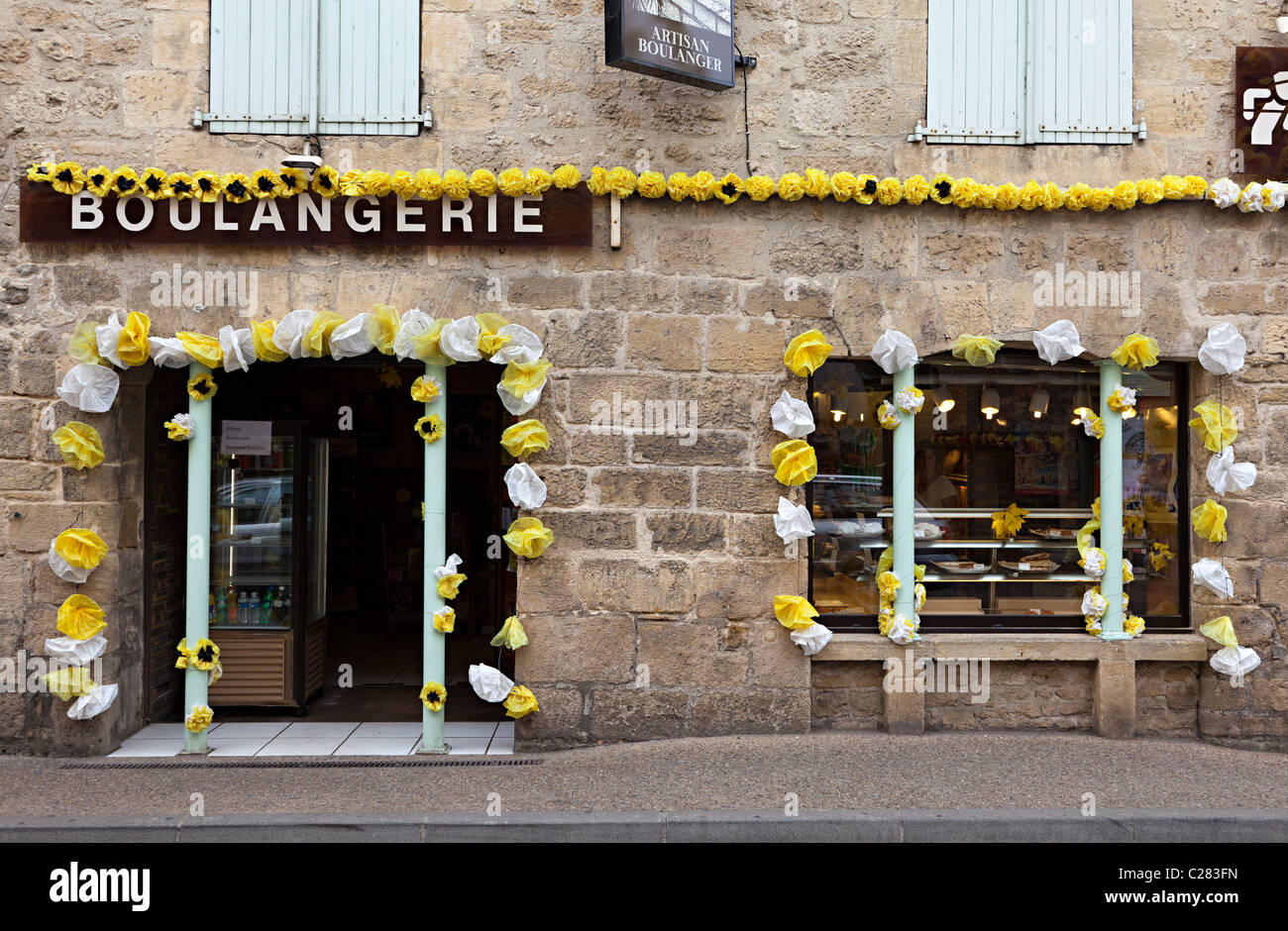 Bäcker Bäckerei Ladenfront dekoriert mit künstlichen Blumen für Festival Montignac-Dordoge-Frankreich Stockfoto