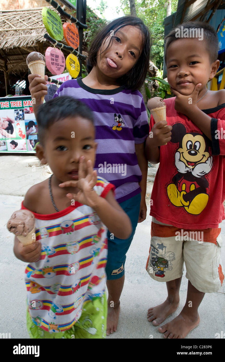 Lokale thailändische Kinder essen Eis, Koh Lipe, Thailand Stockfoto