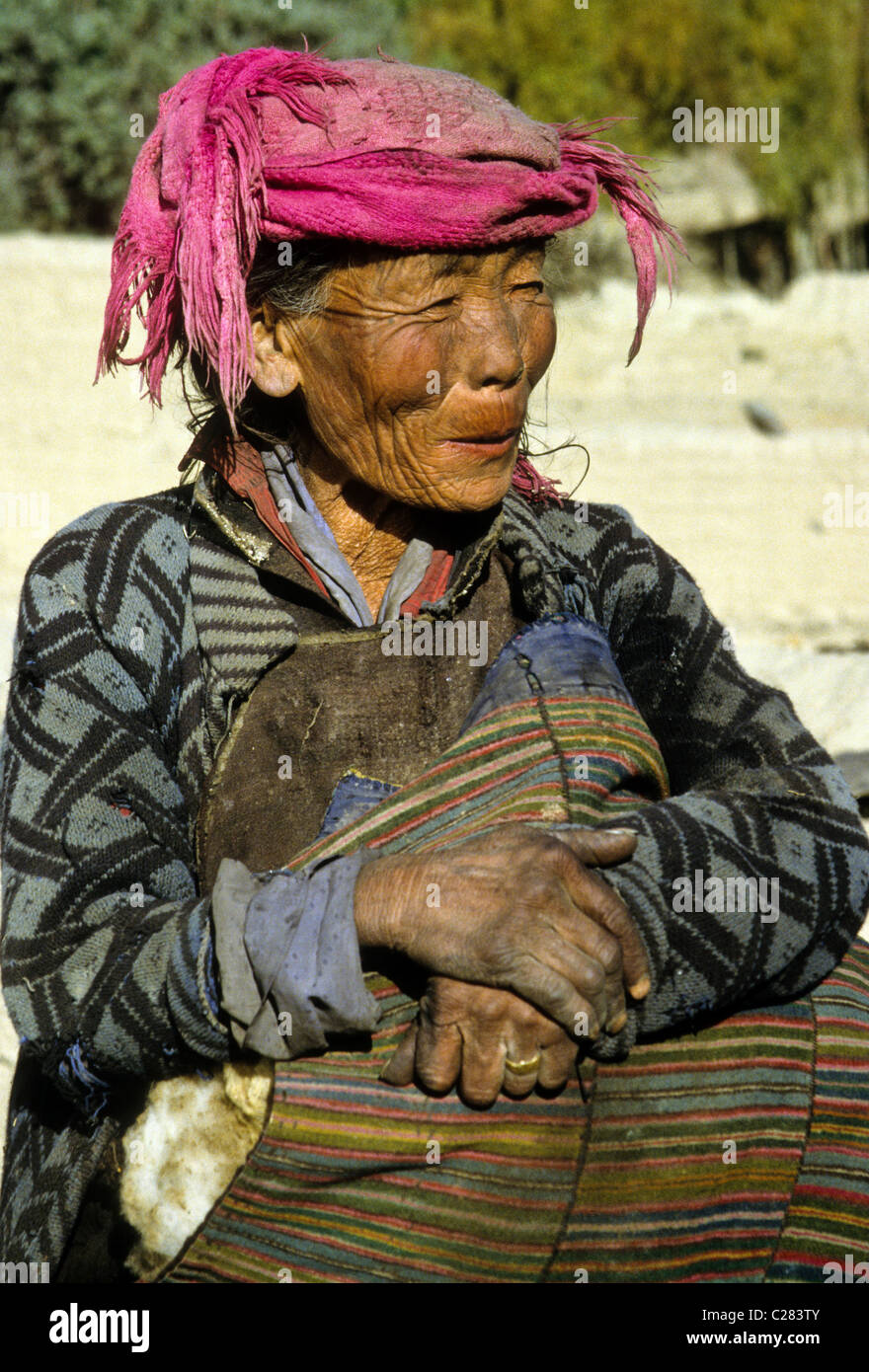 Alte Bäuerin in remote-Landschaft, Tibet, China Stockfoto