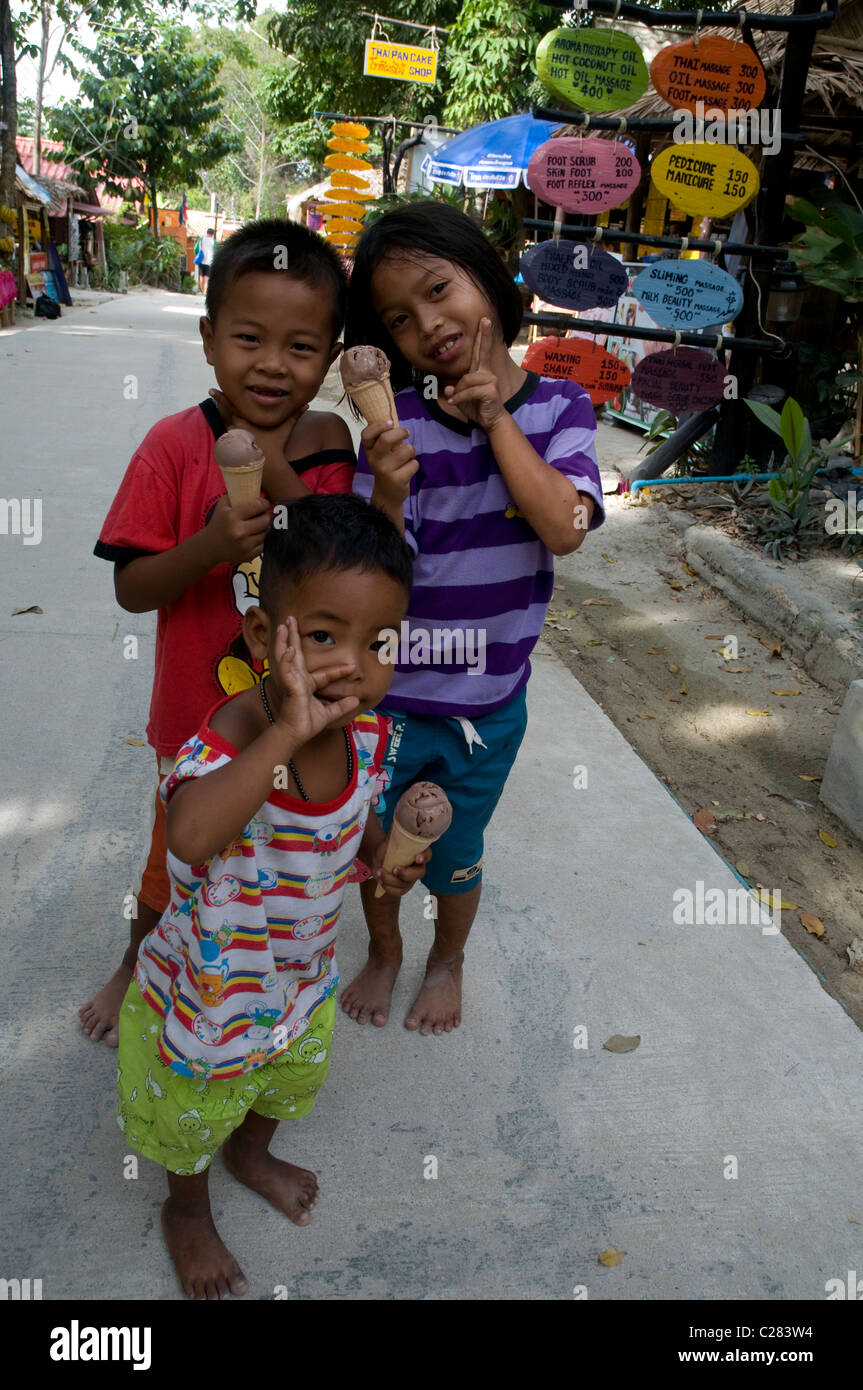 Porträt von Thai Kinder essen Eis, Koh Lipe, Thailand Stockfoto