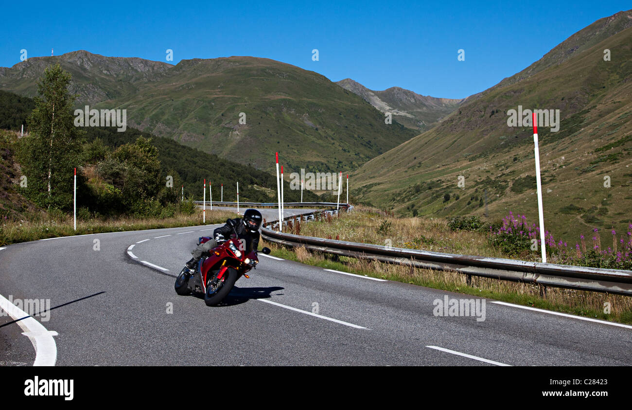 Motorrad Kurvenfahrt auf N22 / E9 Straße mit Schnee Stangen aus Andorra nach Frankreich Ariege Frankreich Stockfoto