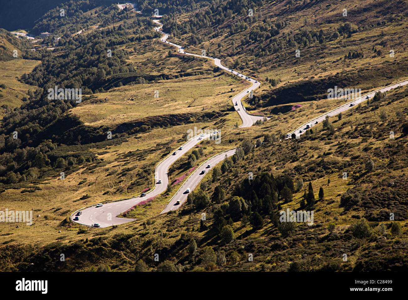 Ariege Tal mit N22 / E9 Straßen- und Kehre biegt aus Frankreich, Andorra Ariege Abteilung Frankreich Stockfoto