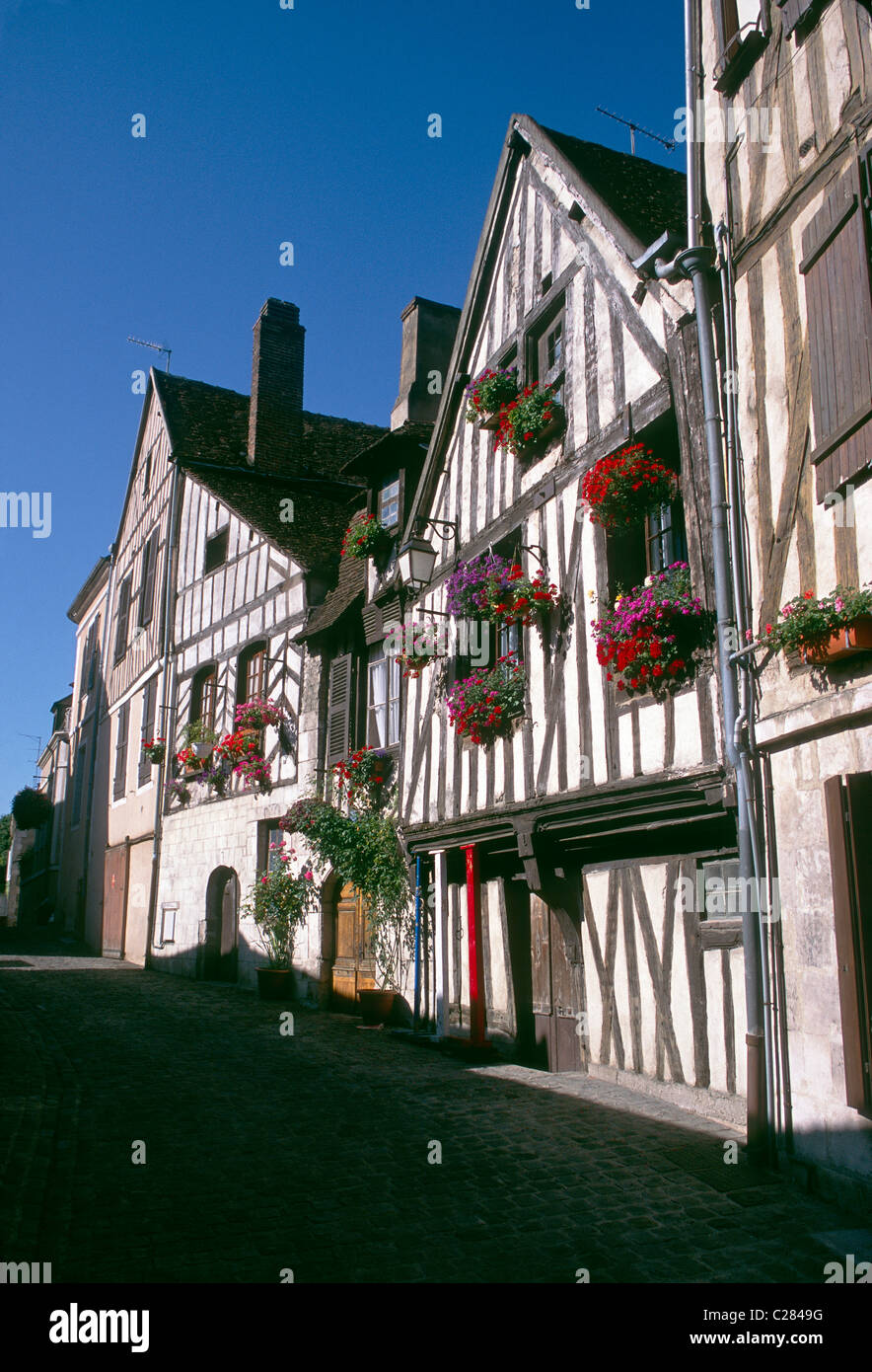 Blumenkästen verschönern die historischen Häuser der Tudor-Stil in der mittelalterlichen Stadt Auxerre, Frankreich Stockfoto