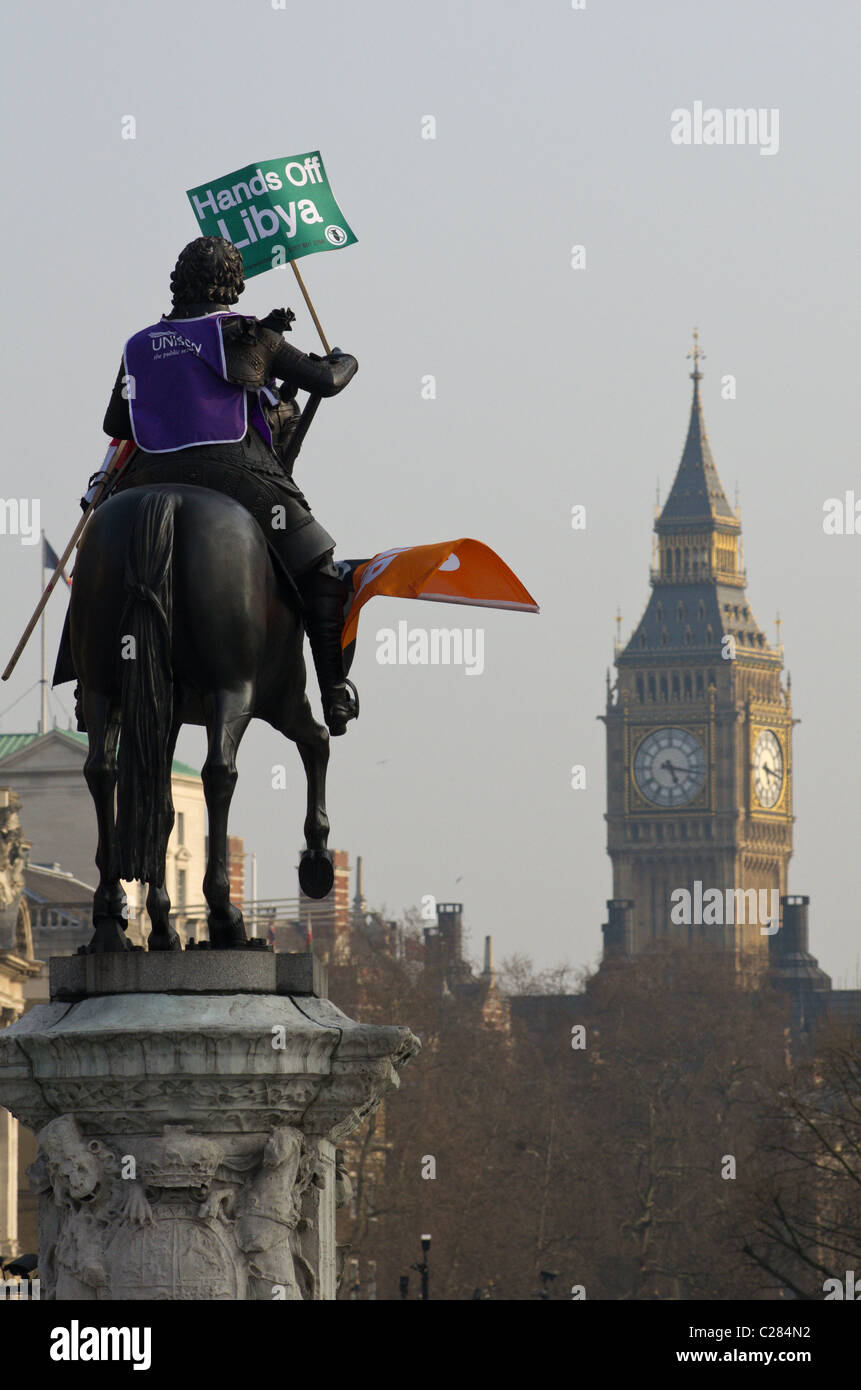 Satzung des Königs Charles 1 ist nach Demo am Trafalgar Square mit Plakaten und Bannern dekoriert. Stockfoto
