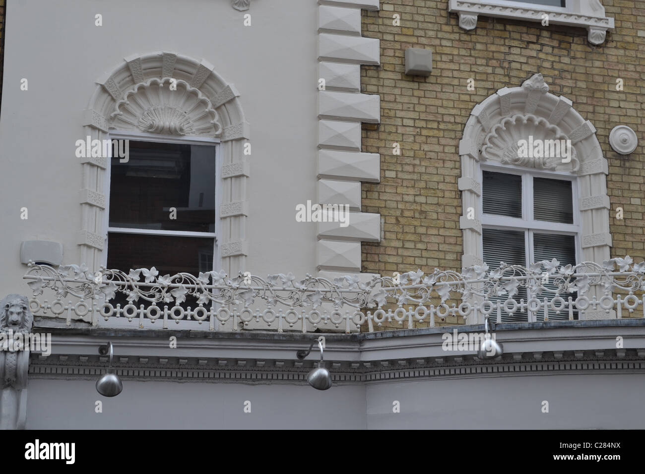 Kunstvolle Details zu diesem Gebäude auf dem Königsweg, Chelsea, London, UK ARTIFEX LUCIS Stockfoto