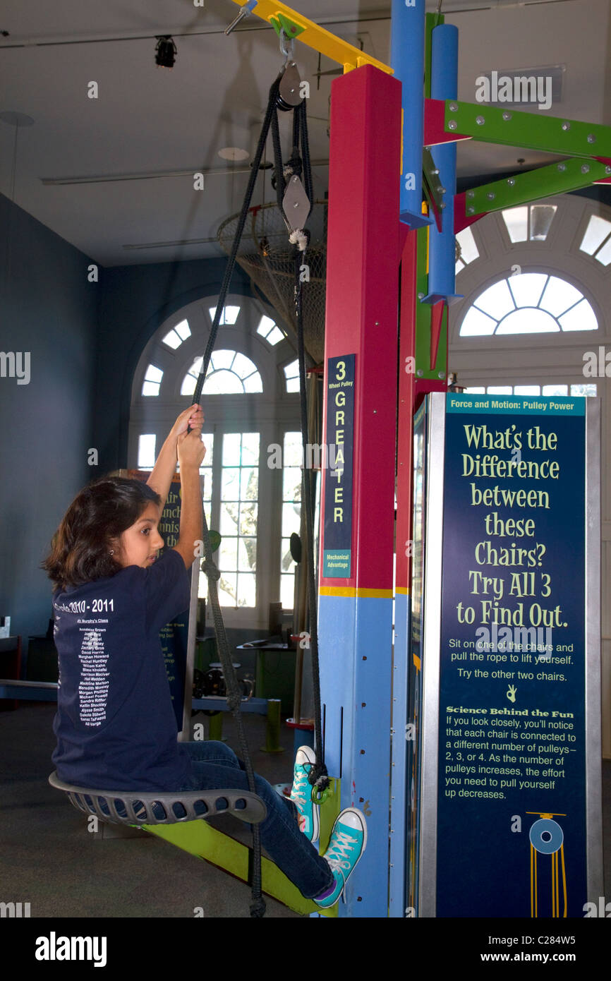 Mädchen mit einer interaktiven Ausstellung an der Golf Küste Exploreum Science Center in Mobile, Alabama, USA. Stockfoto