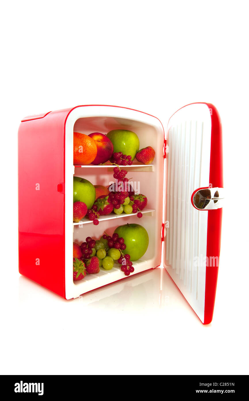 Gesunder amerikanischer roten Kühlschrank gefüllt mit Früchten für Ernährung Stockfoto