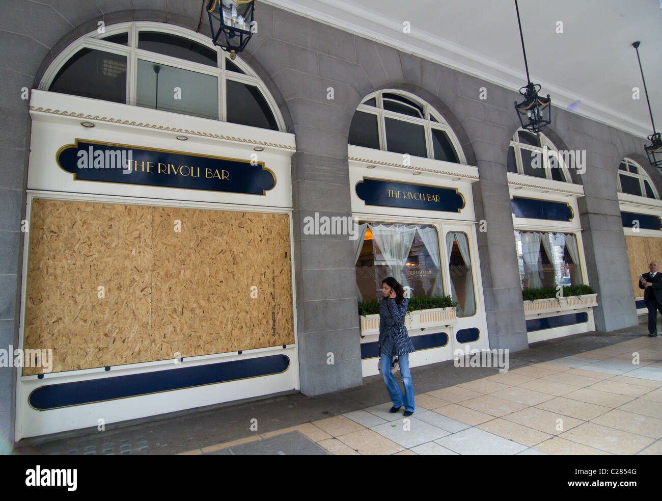 Hotel Ritz in Piccadilly, London, mit Brettern vernagelt nach studentischen Unruhen Stockfoto