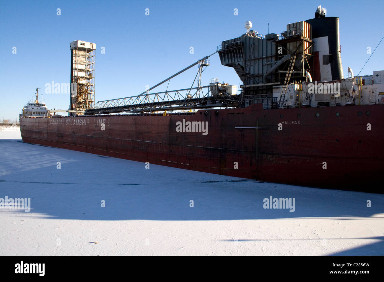 Backbordseite des Frachters angedockt in gefrorenen Hafen in Montreal Stockfoto