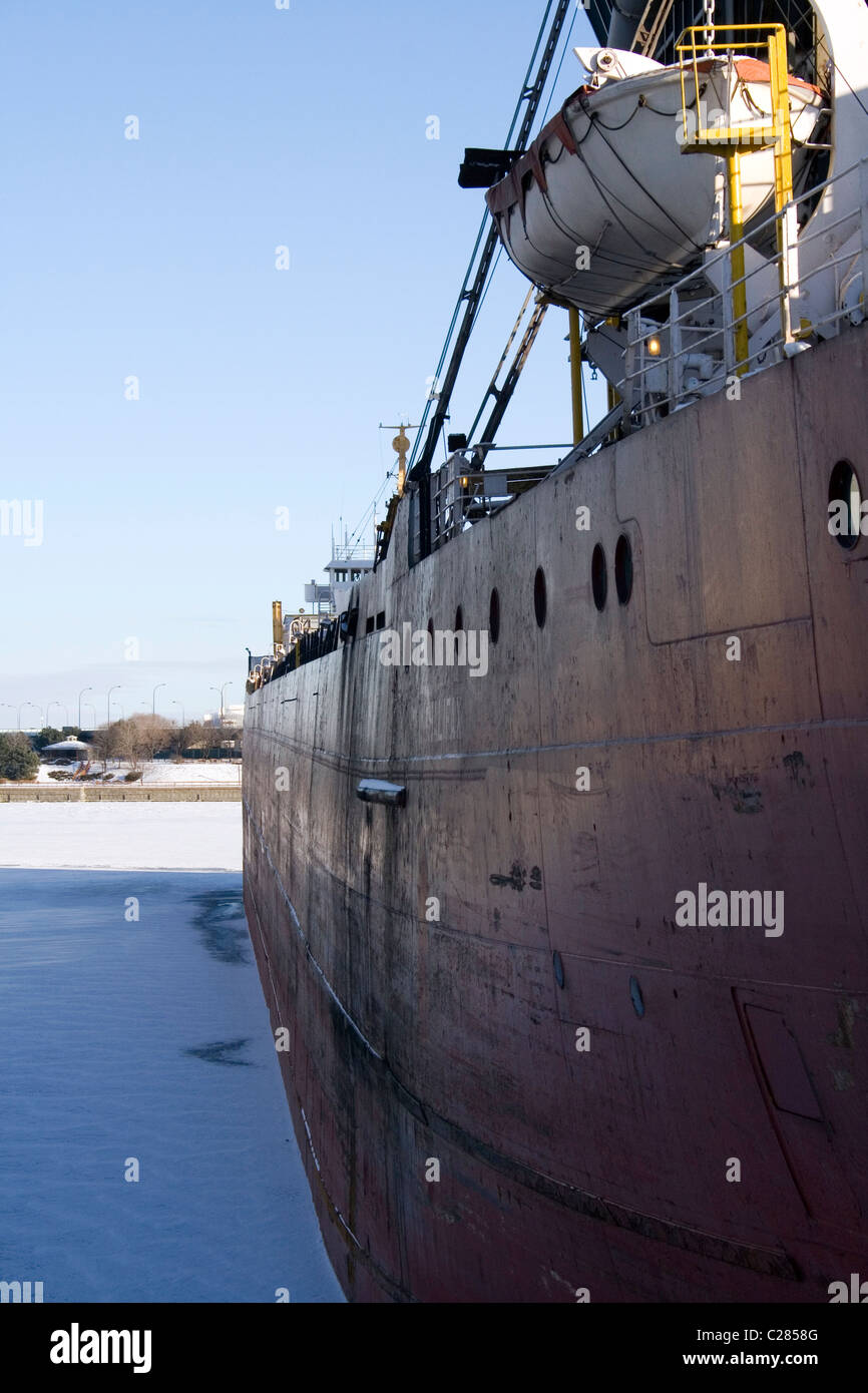 Backbordseite des Frachters angedockt in gefrorenen Hafen in Montreal Stockfoto