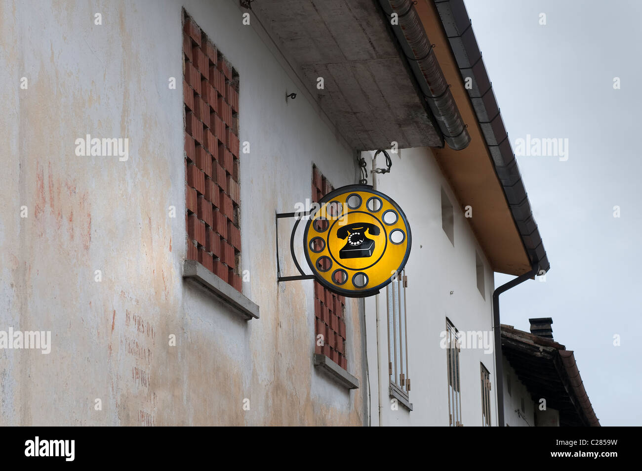 Alte öffentliches Telefon anmelden Stockfoto