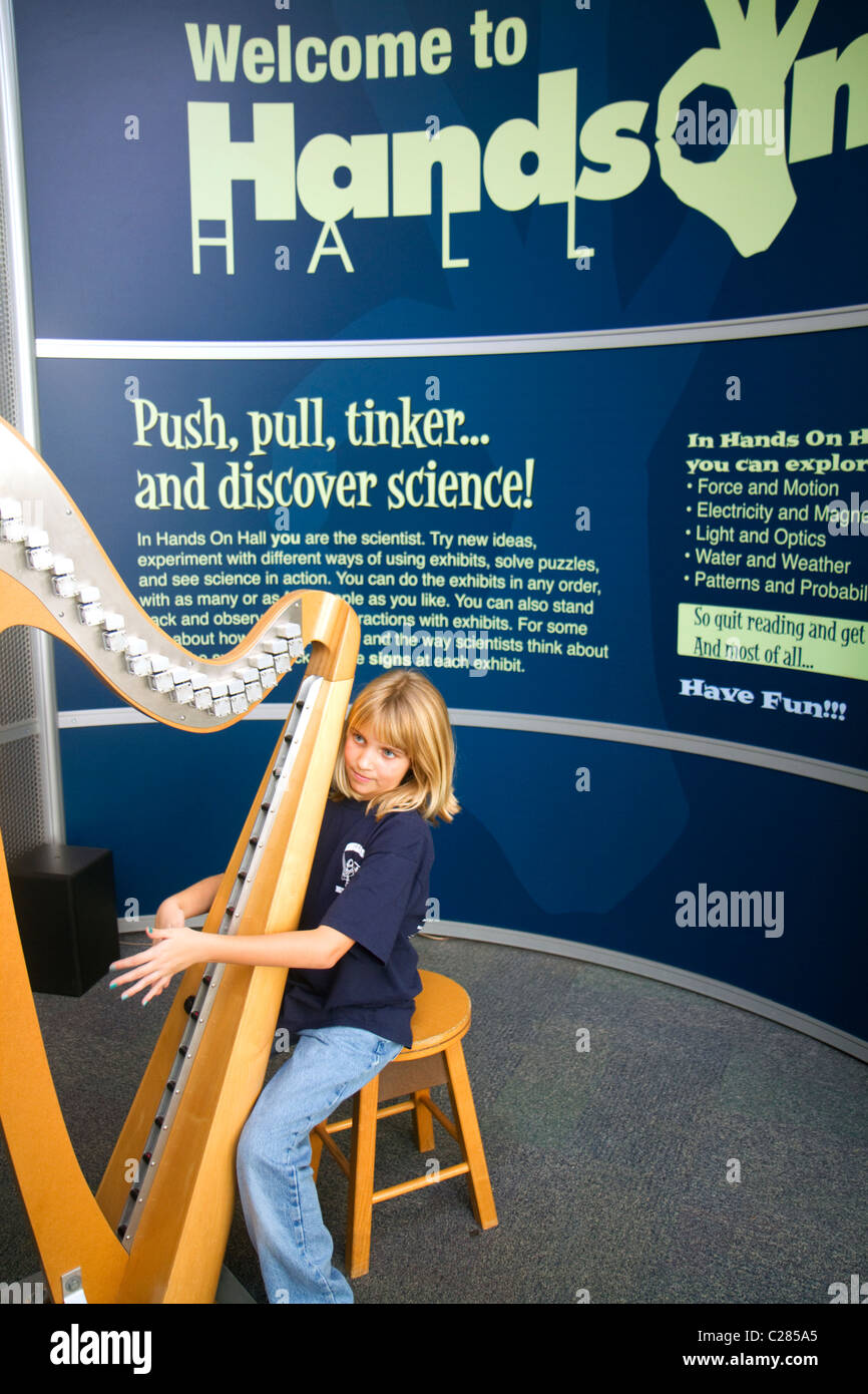 Kind spielt eine elektronische Keniabohne Harfe an der Golf Küste Exploreum Science Center in Mobile, Alabama, USA. Stockfoto