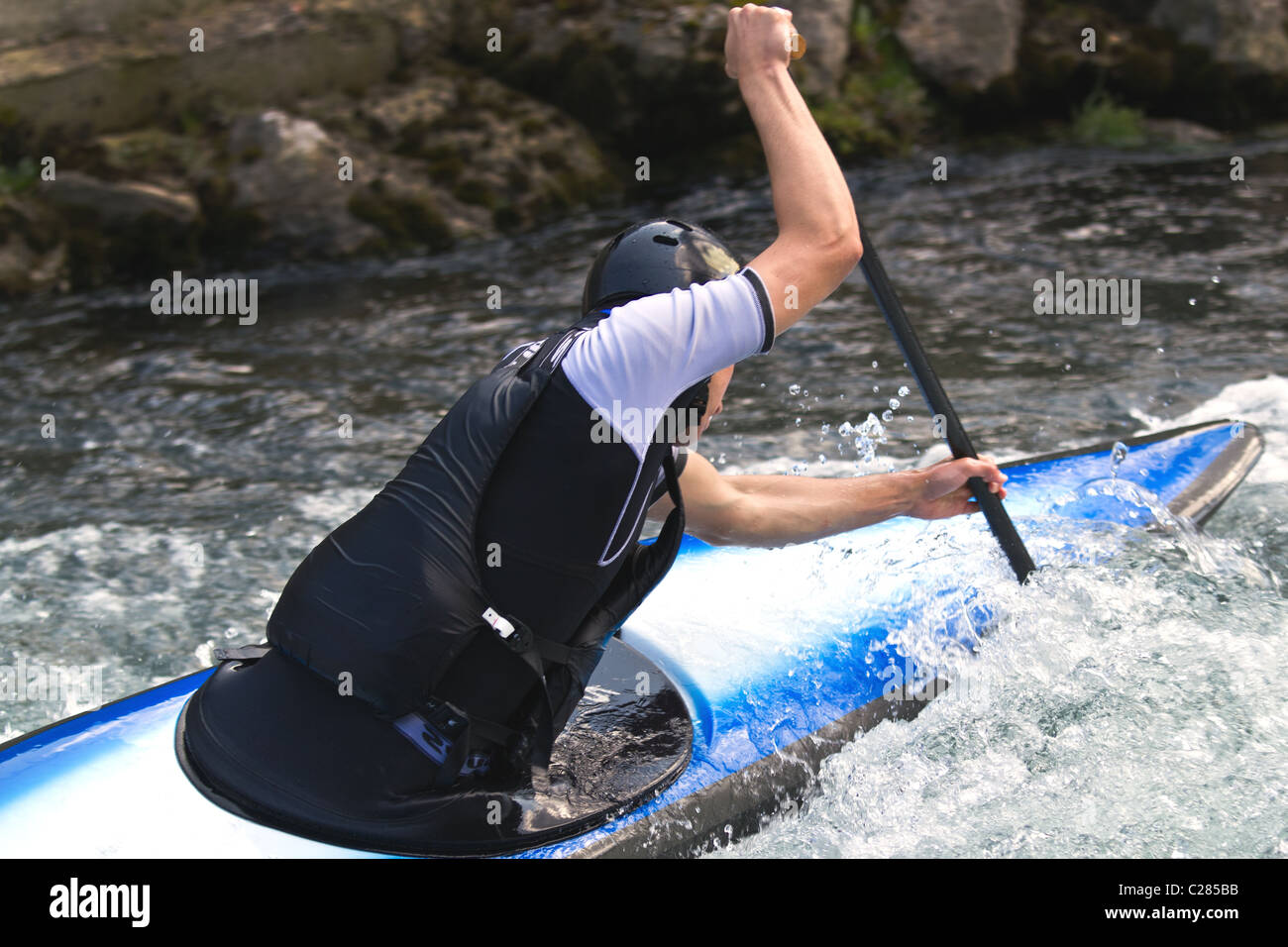 Kajakfahrer manövrieren am Fluss Treska in Canyon Matka Mazedonien Stockfoto