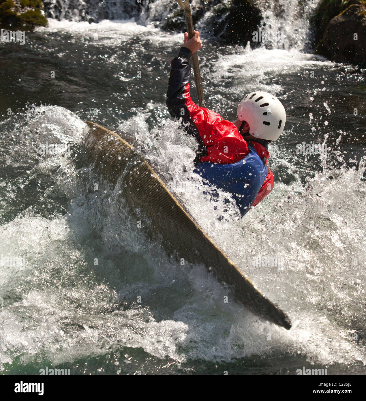 Kajakfahrer manövrieren am Fluss Treska in Canyon Matka Mazedonien Stockfoto