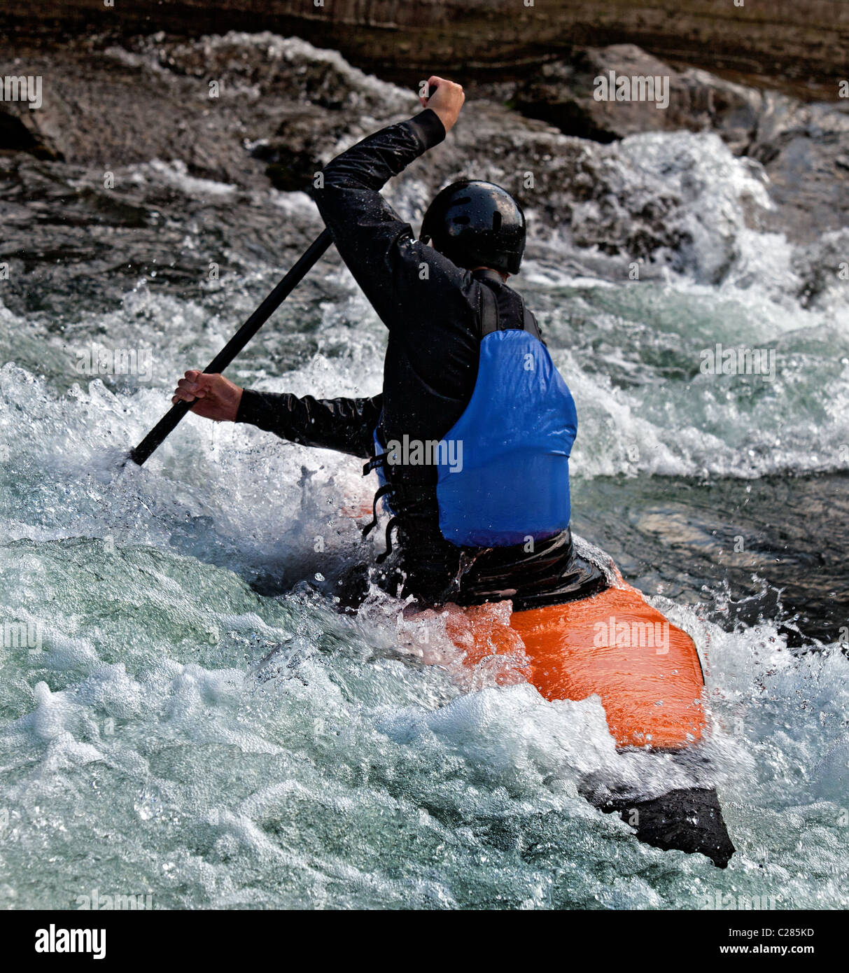 Kajakfahrer manövrieren am Fluss Treska in Canyon Matka Mazedonien Stockfoto