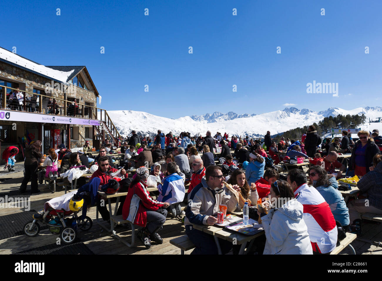 Terrasse des Bergrestaurants am unteren Rand der Piste in das Espiolets Skigebiet Soldeu, Grandvalira Region, Andorra Stockfoto
