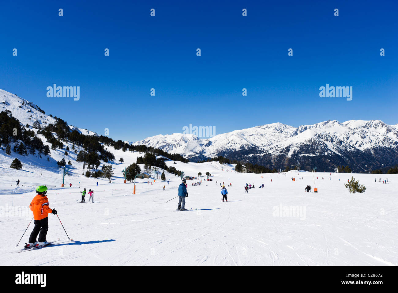 Skifahrer auf dem Übungsgelände in der Espiolets Skigebiet Grandvalira Region, Soldeu, Andorra Stockfoto