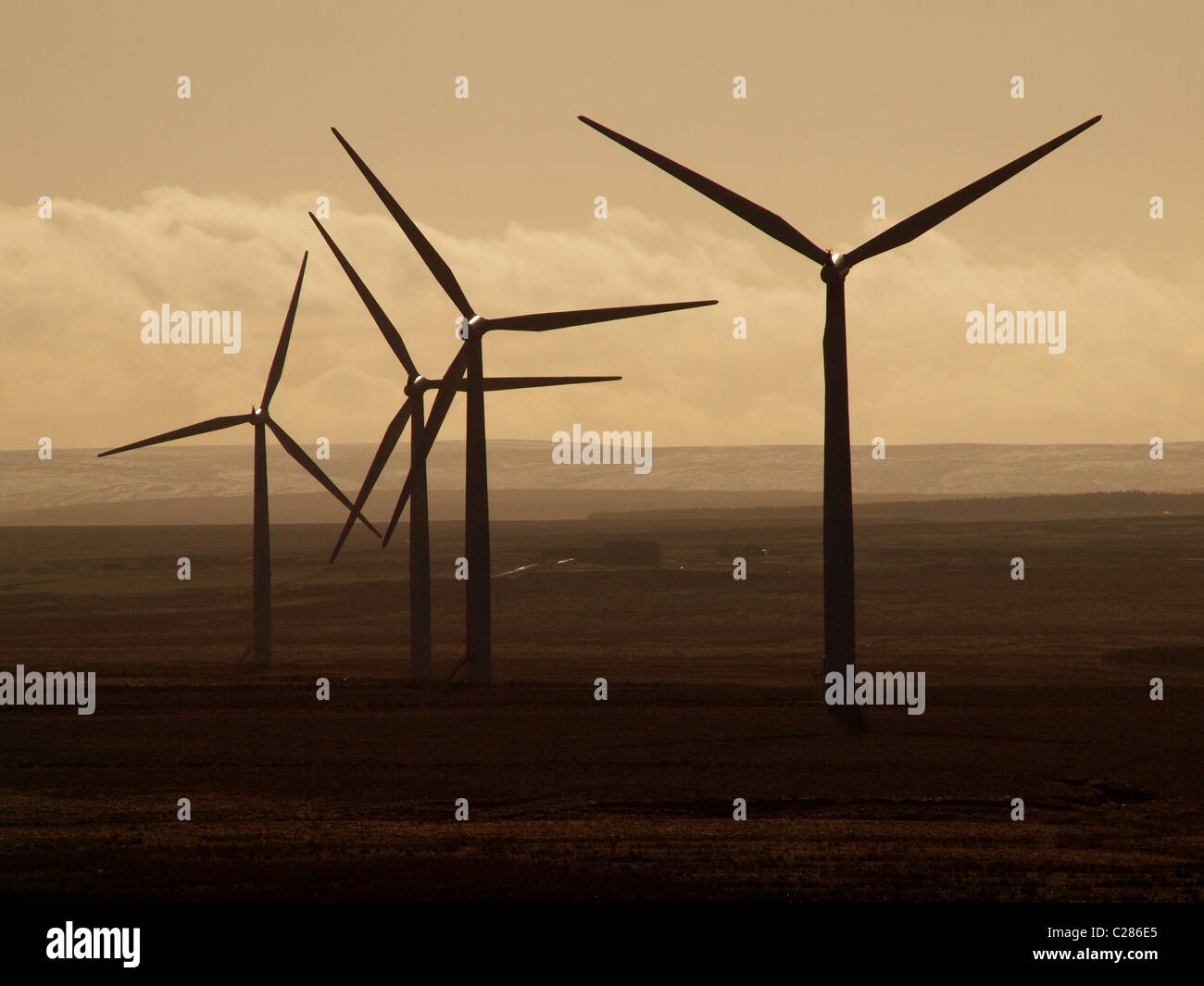 Windkraftanlagen in der Dämmerung in die weit nördlich von Schottland, Blick auf die Berge Stockfoto