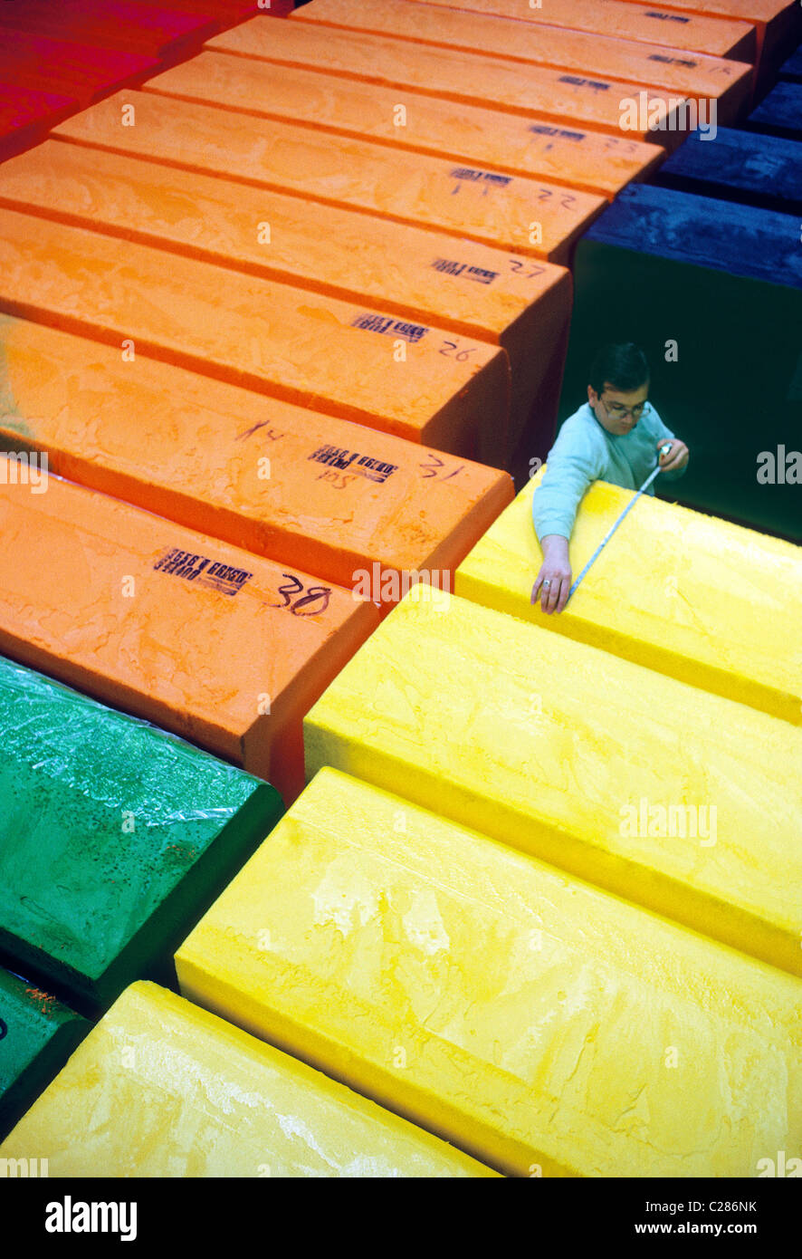 Arbeiter, die Durchführung einer Qualitätskontrolle schauen einen Schaumgummi Produktionsstätte Stockfoto