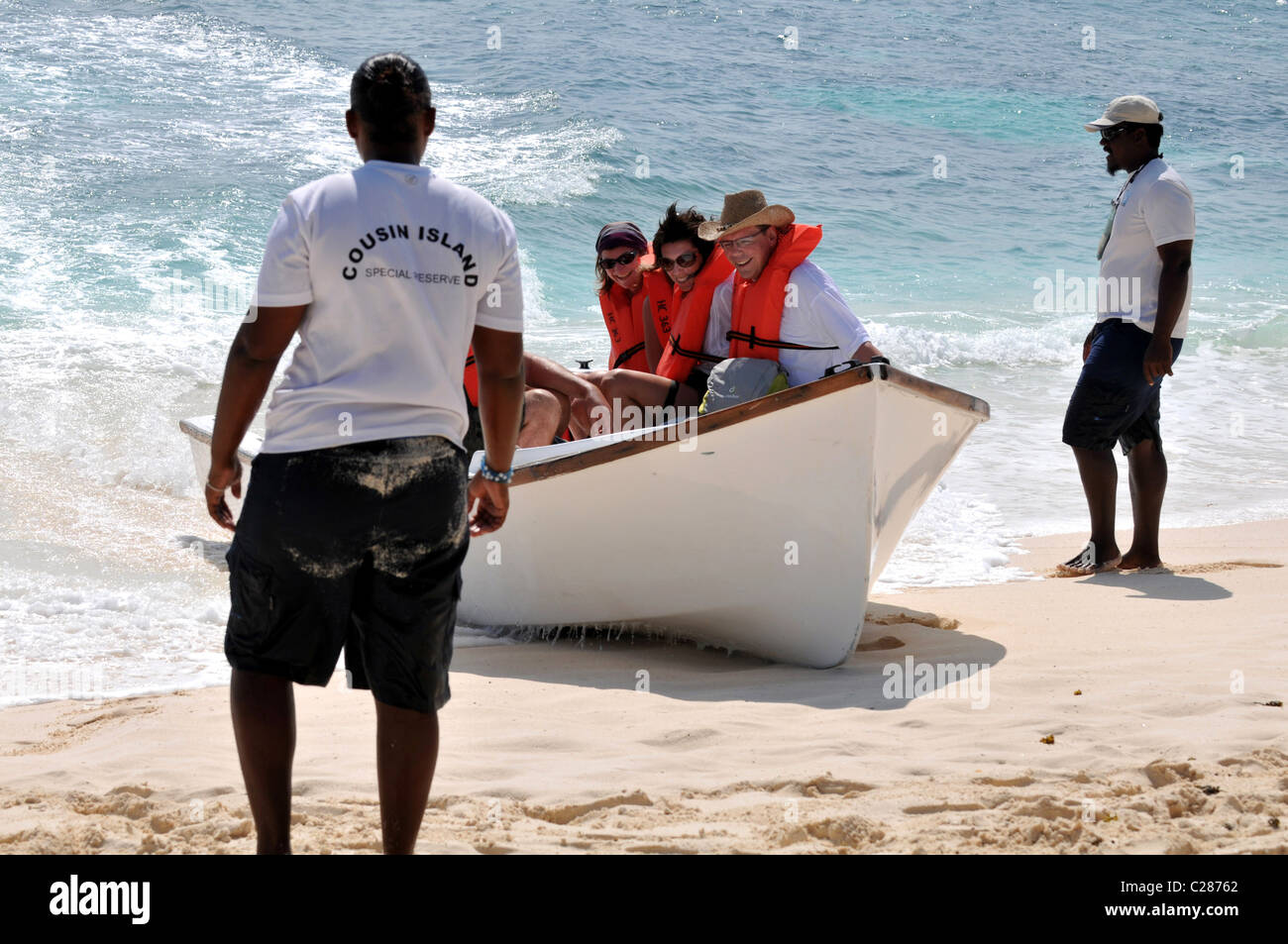 Schnelle Ankunft der Touristenboot direkt auf den Strand von Cousin Island Seychellen. Stockfoto