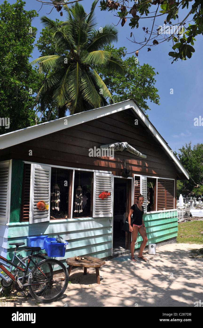 Tourist-Geschenk-Shop. La Digue Island, Seychellen. Stockfoto